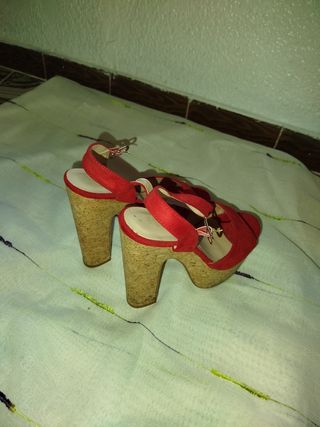 Sandalias rojas de tacón 5€
Y otra 4€