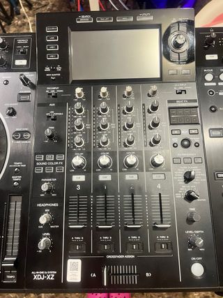 Pioneer DJ XDJ-XZ y su maleta Walkasse