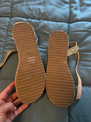 Sandalias doradas con cuña