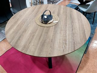 Mesa de comedor de madera con patas negra de 120cm