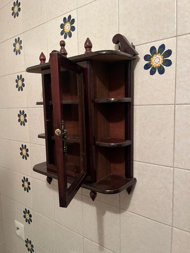 Estantería de madera con puerta de cristal