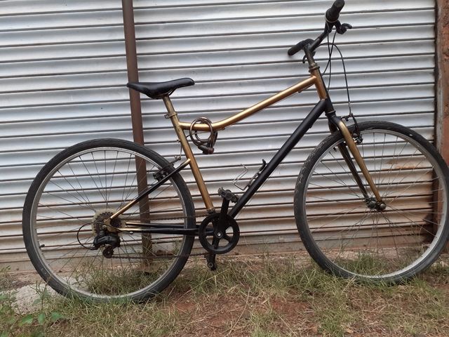 Bicicleta urbana dorada