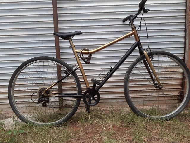 Bicicleta urbana dorada