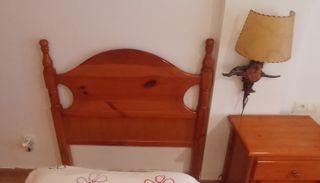 Cabezal de cama rústico de madera