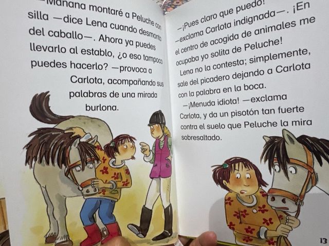 Carlota en la clase de equitación