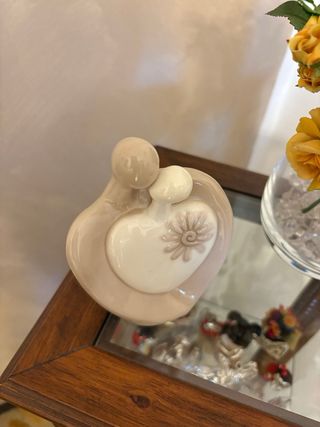 Coppia abbracciata cuore ceramica
