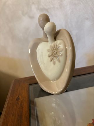 Coppia abbracciata cuore ceramica