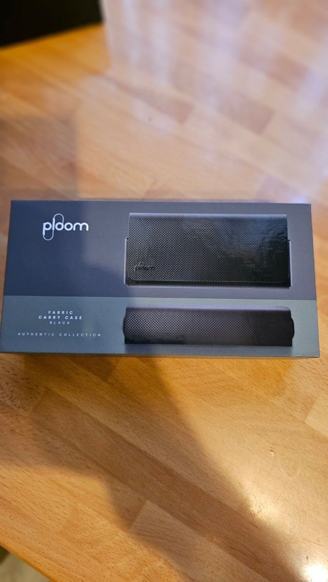 Funda de tela negra.