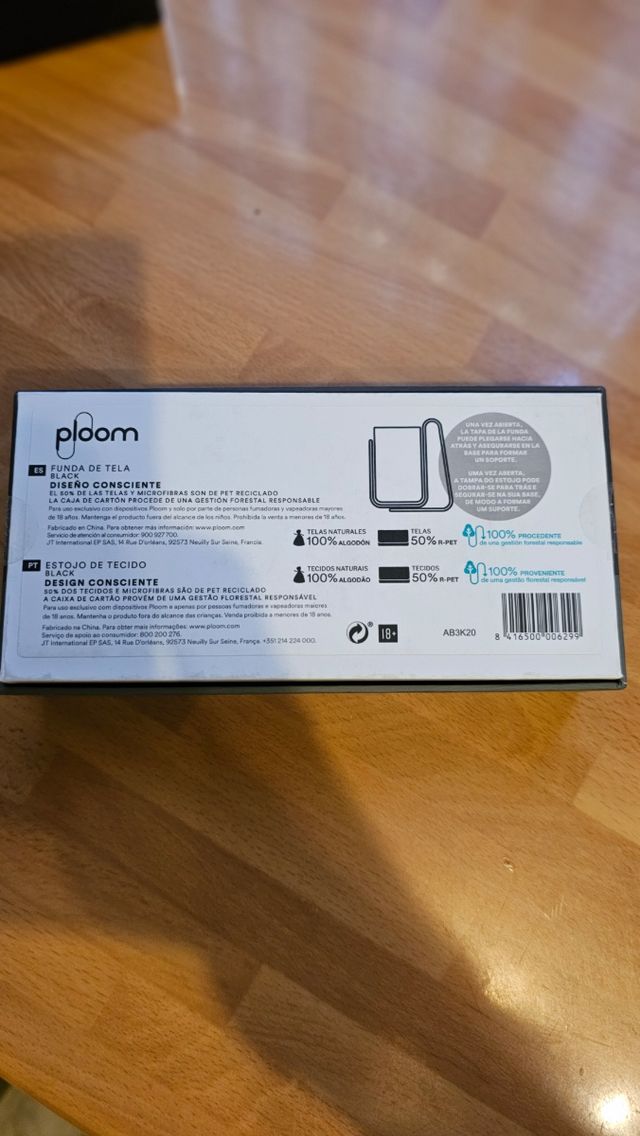 Funda de tela negra.