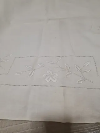 Sábana de hilo bordada a mano antigua