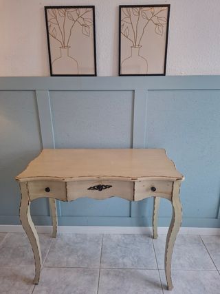 Consola estilo antiguo beige y marrón