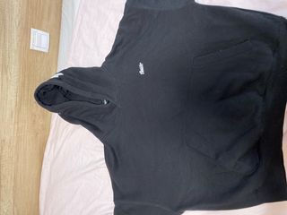 Sudadera negra y blanca con capucha