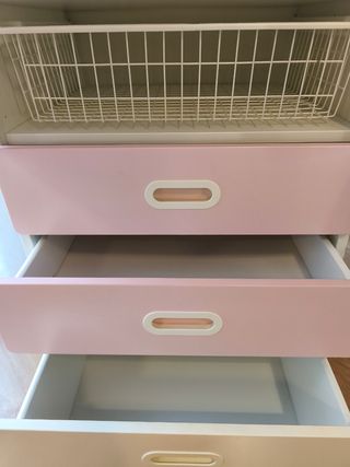 Armario infantil rosa y blanco