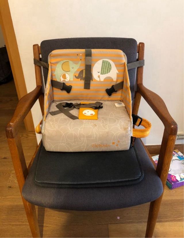 Trona de viaje con espacio para cubiertos