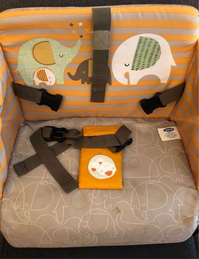 Trona de viaje con espacio para cubiertos