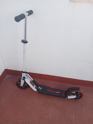 Patinete blanco y rojo
Presio negociable 