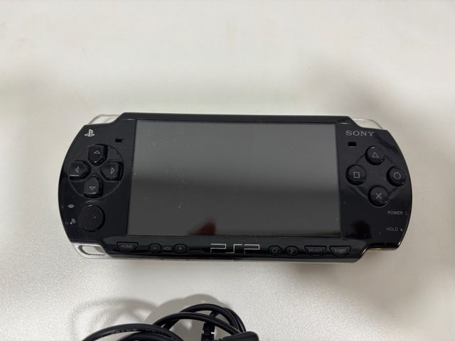 PSP nera + 5 giochi + accessori