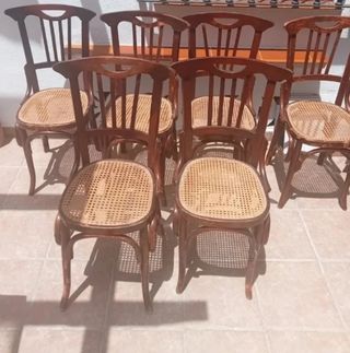 Sillas de madera con asiento de rejilla