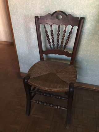 Silla antigua de anea y madera