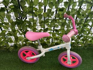 Bicicleta sin pedales rosa y blanca