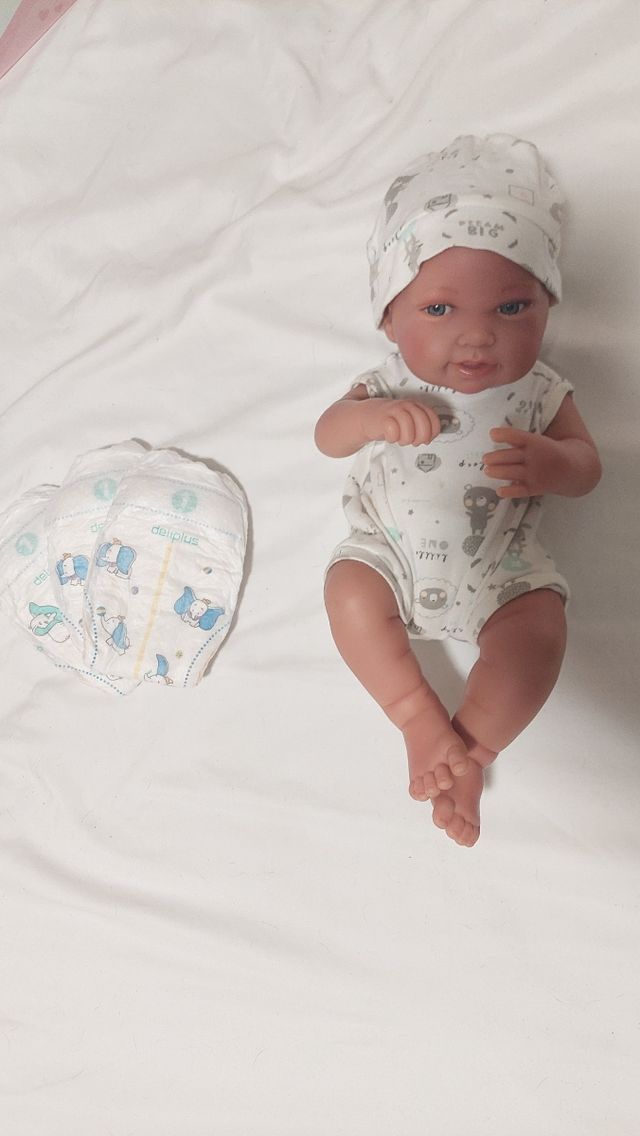 Muñeca bebé con pañal
