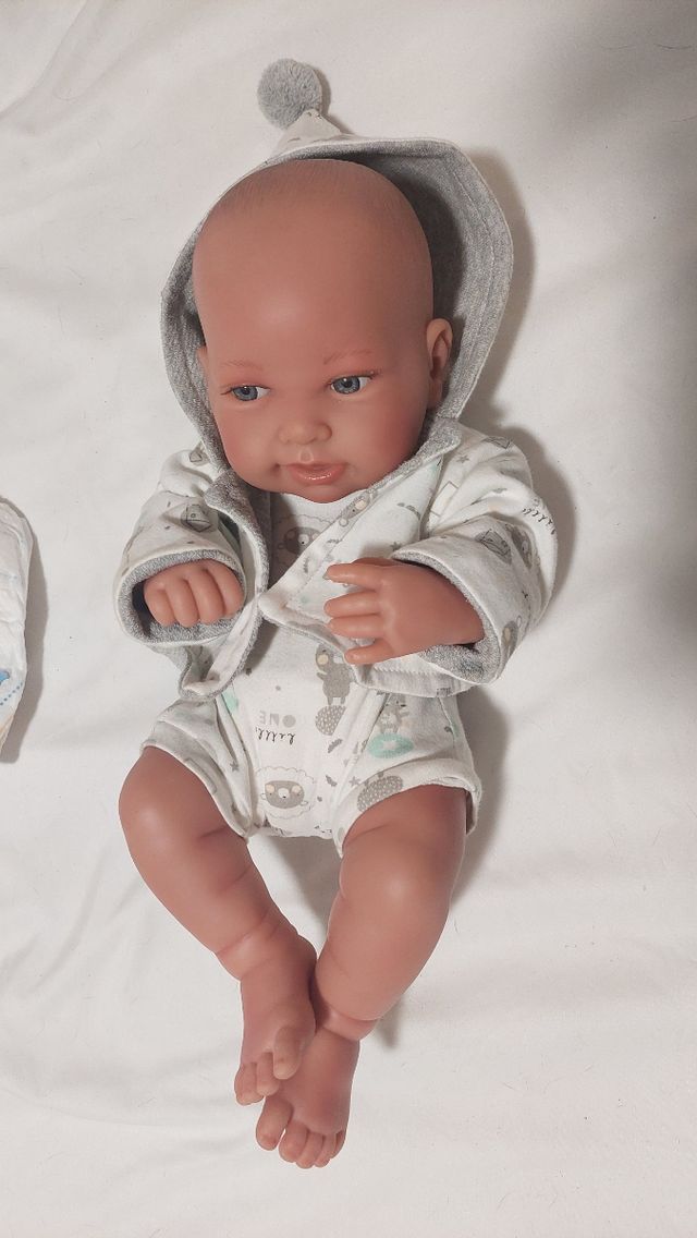 Muñeca bebé con pañal