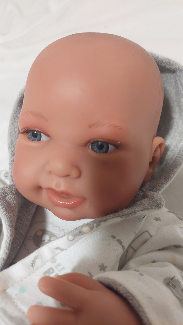 Muñeca bebé con pañal