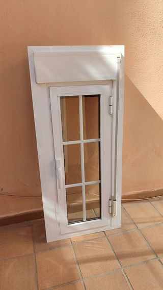 Ventana aluminio abatible con persiana 119x49