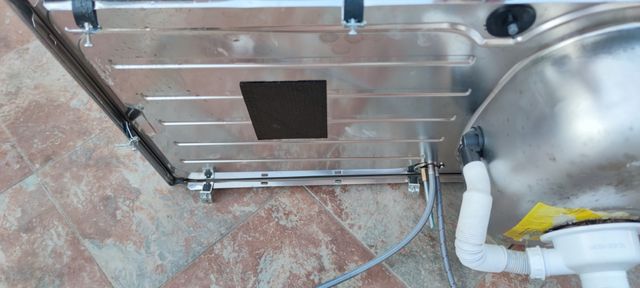 Fregadero de metal con grifo