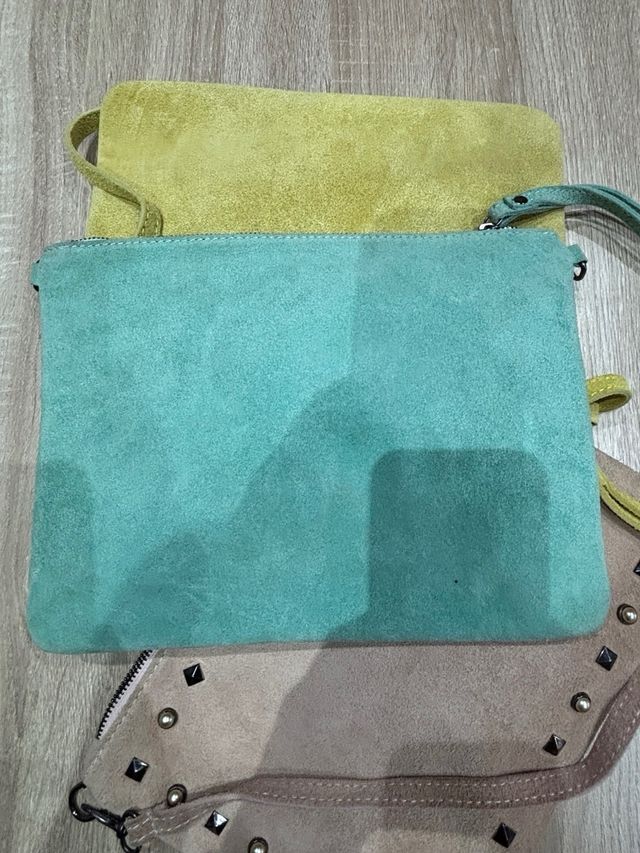 Bolsos de piel con tachuelas