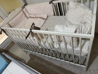 Cuna blanca con textiles.