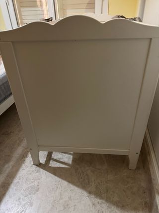 Cuna blanca con textiles.