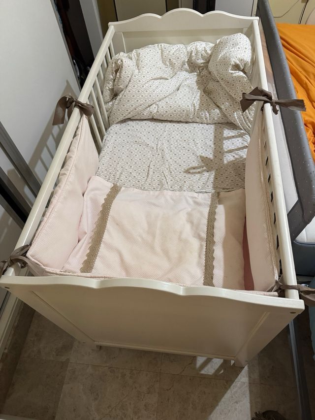 Cuna blanca con textiles.
