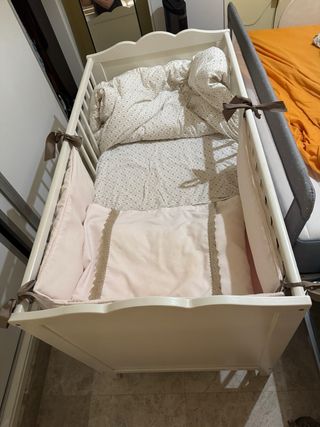 Cuna blanca con textiles.