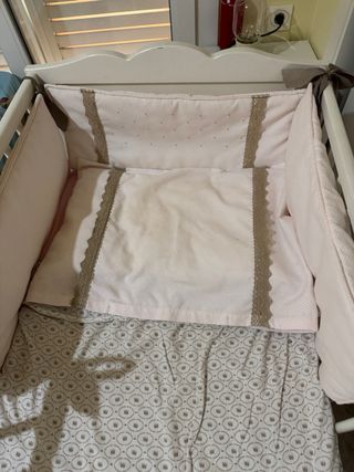 Cuna blanca con textiles.