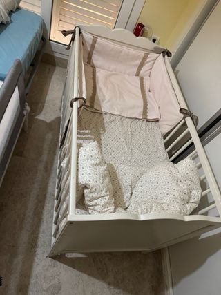 Cuna blanca con textiles.