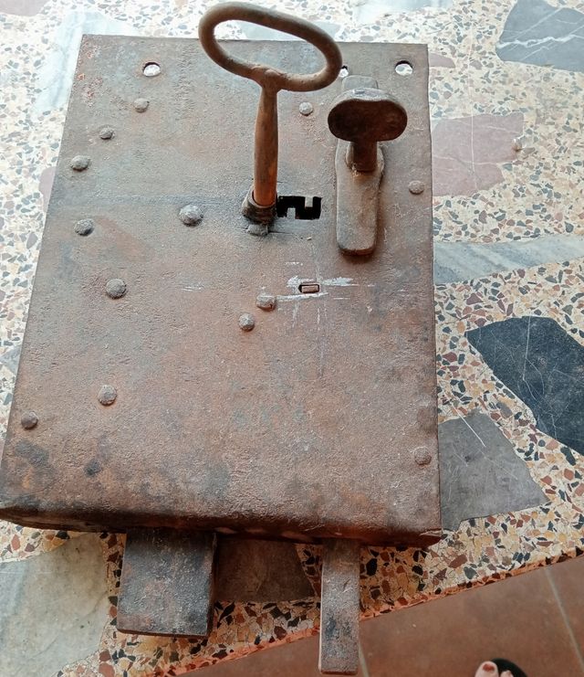 Cerradura antigua de hierro con llave