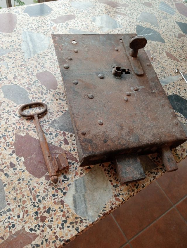 Cerradura antigua de hierro con llave