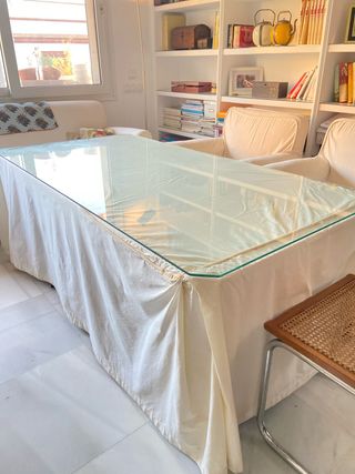 Mesa de camilla con cristal son angulos.