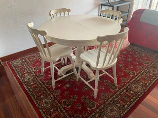 Mesa extensible y 4 sillas de comedor