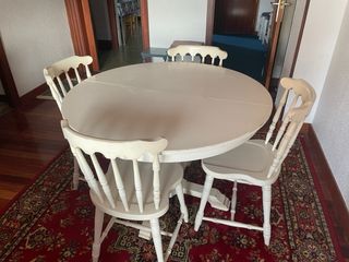 Mesa extensible y 4 sillas de comedor