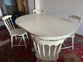 Mesa extensible y 4 sillas de comedor