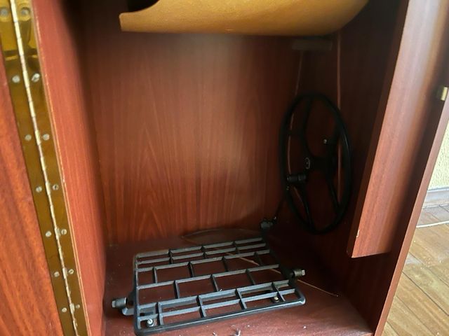 Máquina de coser vintage ALFA con mueble