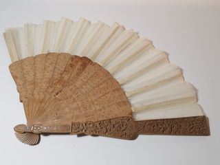 Antiguo abanico chino madera de sándalo