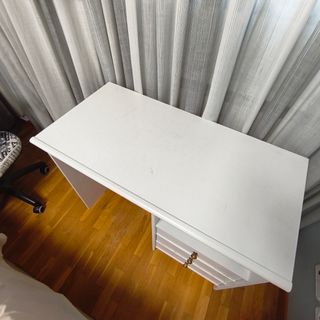 Escritorio blanco con 3 cajones
