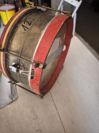 Tambor rojo con tensores