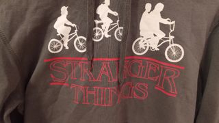 Sudadera Stranger Things gris oscuro