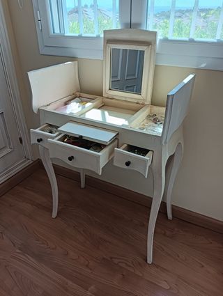 Tocador blanco con asiento