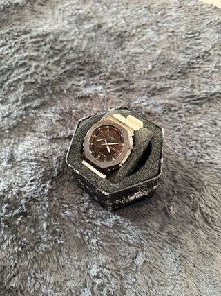 Reloj Casio de acero con dial negro-correa blanca