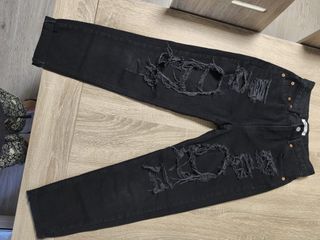 Pantalón vaquero negro desgastado